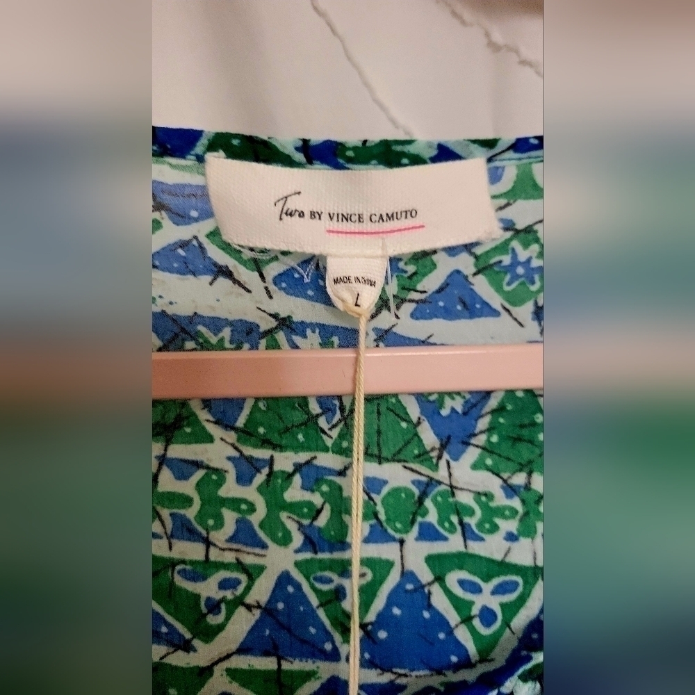 TWO by VINCE CAMUTO Playful Batik Pintuck Peasant Blouse. NWT LARGE - Picture 5 of 9